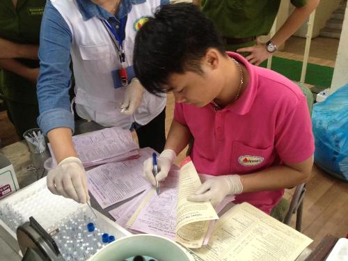 Cán bộ bênh viện 19-8 tiến hành các bước xét nghiệm máu theo đúng quy trình